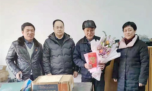 浙江省國防工業(yè)工會徐航主任、王哲（副處級調(diào)研員）代表省國防工業(yè)工會來公司慰問全國勞動模范余昌琴和困難職工。